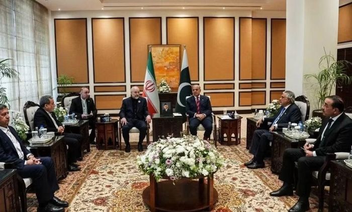 Trước đó, Tehran đã đưa ra 7 điều kiện để mở lại eo biển Hormuz, trong đó có ngừng bắn trên toàn Trung Đông, giải phóng tài sản bị phong tỏa ở nước ngoài, dỡ bỏ trừng phạt đối với ngành dầu khí và chấm dứt phong tỏa hải quân Mỹ. Ông Trump đã bác bỏ đề xuất này.