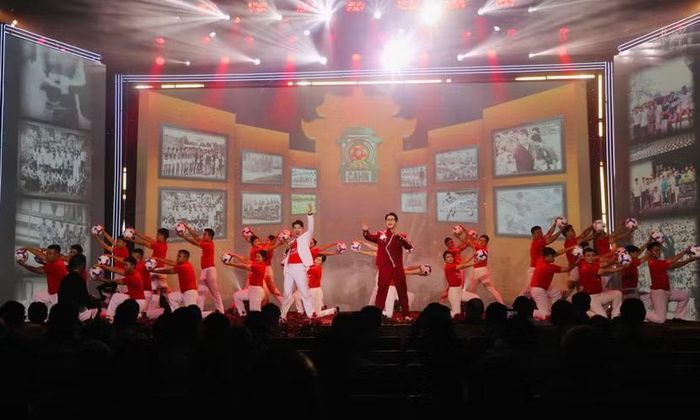Thông qua phần sử thi tại chương trình, lịch sử 70 năm của CLB Bóng đá Công an Hà Nội được tái hiện trên sân khấu