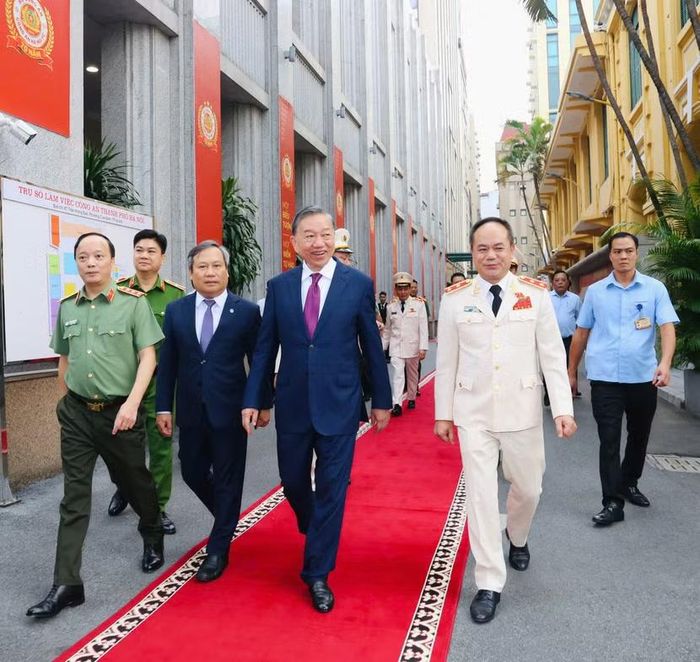 Các đồng chí lãnh đạo Đảng, Nhà nước và TP Hà Nội đến dự và chúc mừng CLB Bóng đá Công an Hà Nội