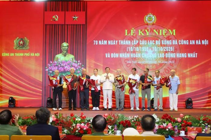 Đại tá Nguyễn Tiến Đạt, Phó Giám đốc CATP, Chủ tịch CLB Công an Hà Nội trao biểu trưng CLB cho các cá nhân
