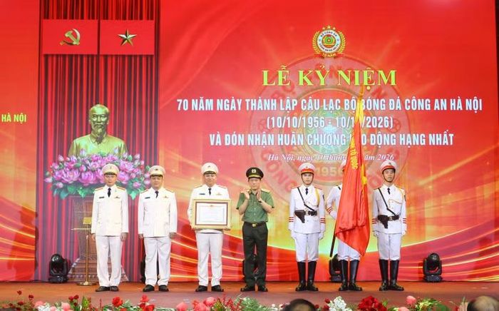 Đại tướng Lương Tam Quang trao Huân chương Lao động hạng Nhất cho CLB Công an Hà Nội