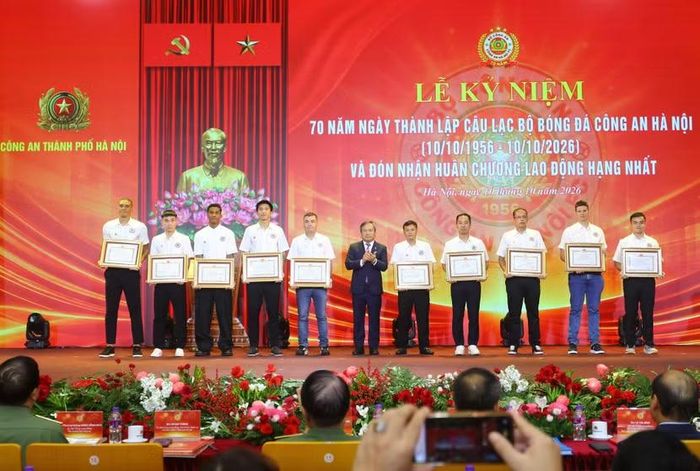 Đồng chí Vũ Đại Thắng, Ủy viên Trung ương Đảng, Chủ tịch UBND TP Hà Nội trao Bằng khen của Chủ tịch UBND TP Hà Nội cho các cá nhân thuộc CLB Công an Hà Nội