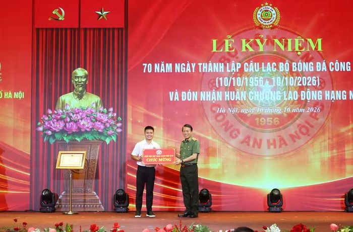 Đại tướng Lương Tam Quang trao quà của Hiệp hội Thể thao CAND cho CLB Công an Hà Nội