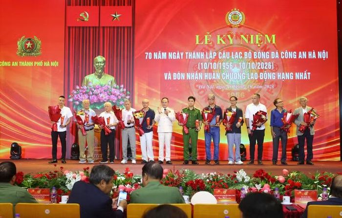 Trung tướng Nguyễn Thanh Tùng tặng biểu trưng CLB cho các cá nhân