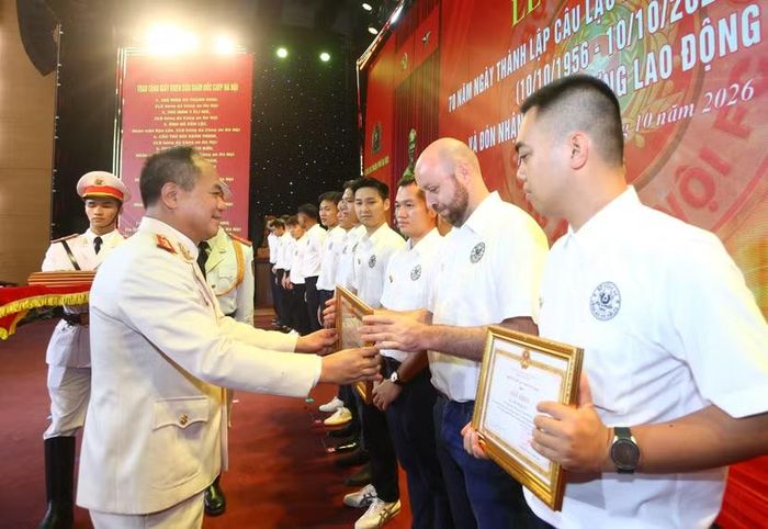 Trung tướng Nguyễn Thanh Tùng, Anh hùng LLVT nhân dân, Ủy viên Ban Thường vụ Thành ủy, Bí thư Đảng ủy, Giám đốc CATP trao Giấy khen của Giám đốc CATP Hà Nội cho các cá nhân