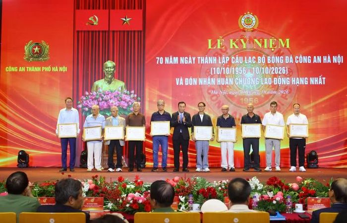 Ông Trần Quốc Tuấn, Chủ tịch Liên đoàn Bóng đá Việt Nam trao kỷ niệm chương cho các cựu cầu thủ đội bóng đá Công an Hà Nội