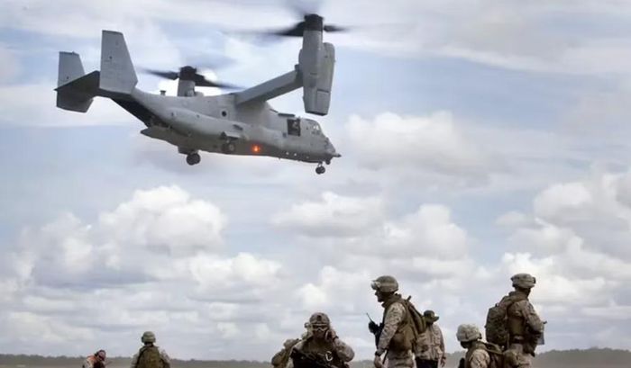 Với tổ bay 4 người, MV-22B có thể vận chuyển tối đa 24-32 binh sĩ tùy cấu hình. Máy bay còn có khả năng chở hàng hóa trong khoang hoặc treo bên ngoài, phục vụ các nhiệm vụ vận tải quân sự, đổ bộ đường không và tiếp tế.