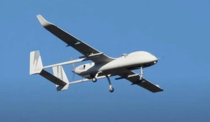 Với những khí tài tinh vi và kho vũ khí đồ sộ, chiếc Akinci ngoài khả năng tấn công các mục tiêu mặt đất thì nó còn có thể tiêu diệt hiệu quả mục tiêu trên không, hoạt động như một tiêm kích không người lái.