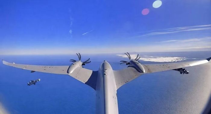 Trong khi đó ở chiều ngược lại, máy bay không người lái Akinci sở hữu một kho vũ khí đa dạng, từ bom rơi tự do, bom dẫn đường, cho đến tên lửa không đối đất và không đối không.