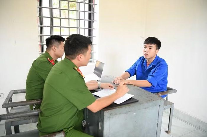 Cơ quan Công an tiến hành lấy lời khai bị can Vũ Tùng Linh (SN 1993, trú tại Phú Thọ)