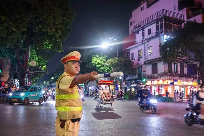 Đội CSGT số 1 tổ chức phân luồng từ sớm, từ xa