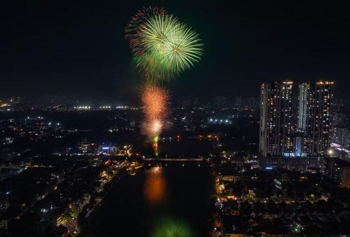 Màn trình diễn pháo hoa tại Hồ Văn Quán