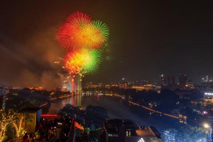 Ánh sáng lung linh soi bóng Tháp Rùa, nối liền ký ức lịch sử hào hùng với nhịp sống hiện đại hôm nay