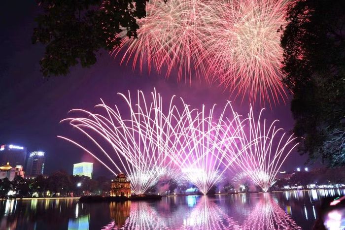 Sắc đỏ, vàng, xanh đan xen lung linh trên nền trời đêm Hà Nội dạt dào cảm xúc