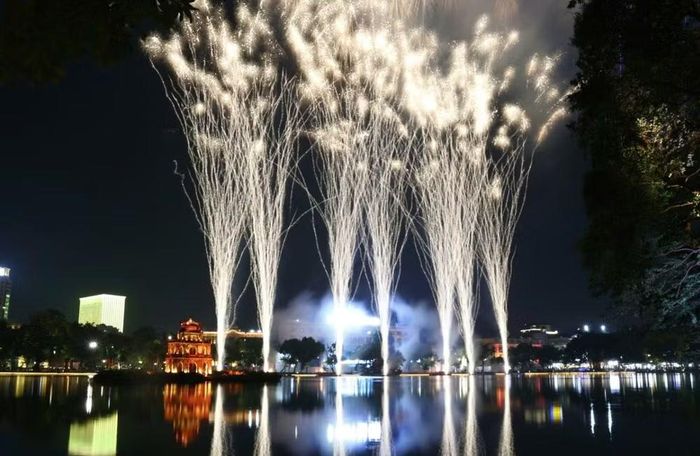 Màn pháo hoa như tôn vinh vẻ đẹp ngàn năm văn hiến của khu vực trung tâm Thủ đô