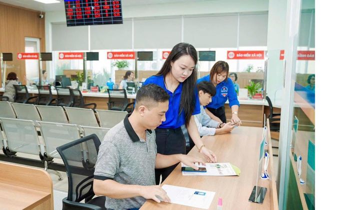 Thanh niên phường Hạ Long hỗ trợ, hướng dẫn người dân sử dụng dịch vụ công trực tuyến.