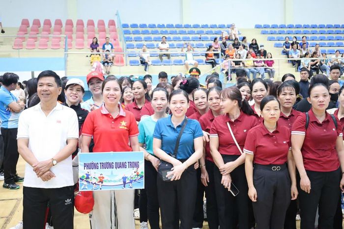 Cán bộ, công chức, viên chức, người lao động và nhân dân tham gia hưởng ứng phong trào rèn luyện thể dục thể thao. Ảnh: NT.