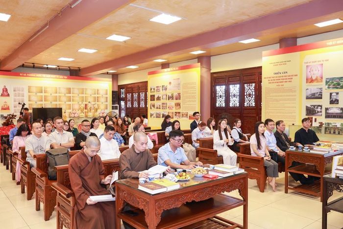 Các đại biểu tham dự buổi gặp mặt báo chí thông tin chuỗi hoạt động văn hóa, học thuật, nghệ thuật và tâm linh trong hai ngày 17 và 18/10 tại chùa Tam Chúc, tỉnh Ninh Bình. Ảnh: Quang Vinh.