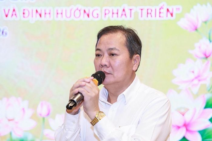 Cư sĩ Tuệ Quang chia sẻ về chương trình nhạc kịch cải lương “Đức Đệ nhất Pháp chủ Giáo hội Phật giáo Việt Nam: Đại lão Hòa thượng Thích Đức Nhuận”. Ảnh: Quang Vinh.