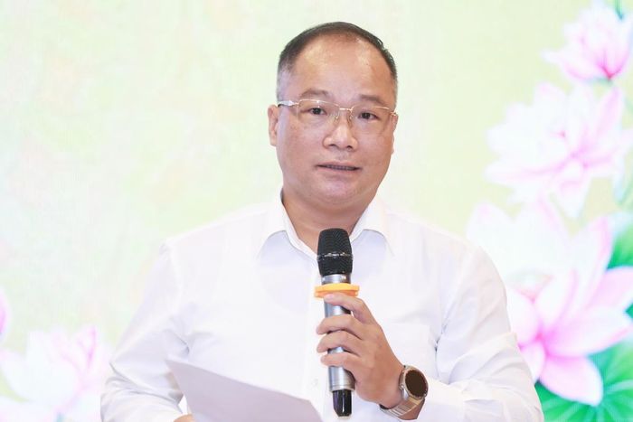 TS Nguyễn Đăng Khang, Phó Tổng Biên tập Báo Đại đoàn kết thông tin về chuỗi hoạt động văn hóa, học thuật, nghệ thuật và tâm linh trong hai ngày 17 và 18/10 tại chùa Tam Chúc, tỉnh Ninh Bình. Ảnh: Quang Vinh.