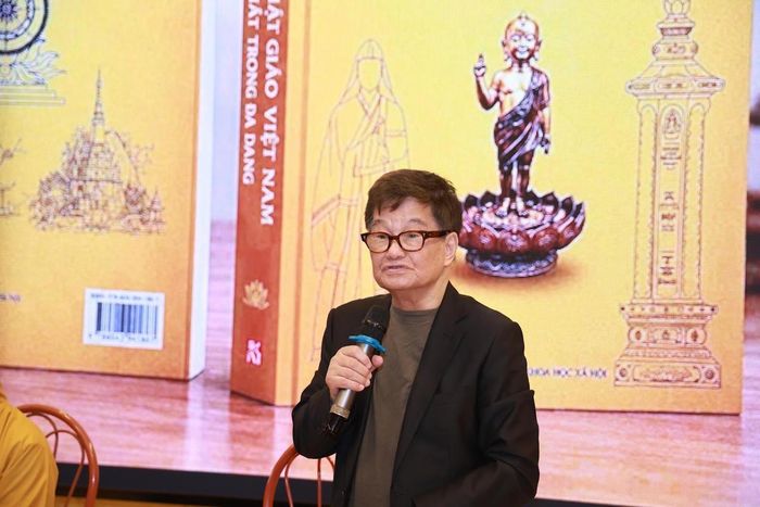 GS.TS Đỗ Quang Hưng chia sẻ về cuốn sách “Văn hóa Phật giáo Việt Nam: Thống nhất trong đa dạng”. Ảnh: Quang Vinh.