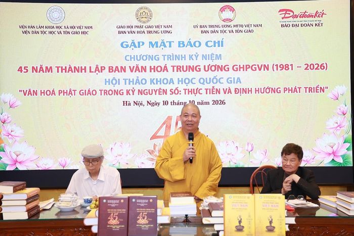 Hòa thượng Thích Thọ Lạc, Ủy viên Thường trực, Ủy viên Thư ký Hội đồng Trị sự, Trưởng ban Văn hóa Trung ương Giáo hội Phật giáo Việt Nam, giới thiệu về hai cuốn sách “Văn hóa Phật giáo Việt Nam: Thống nhất trong đa dạng” và “Ban Văn hóa Trung ương Giáo hội Phật giáo Việt Nam: 45 năm một chặng đường phát triển (1981-2026)”. Ảnh: Quang Vinh.