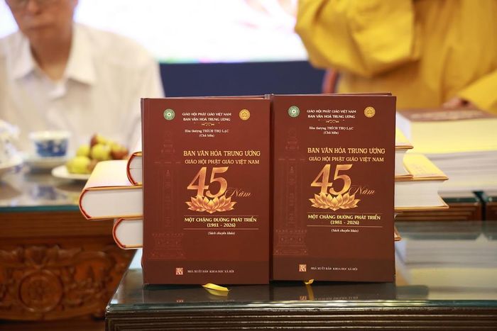 Cuốn sách “Ban Văn hóa Trung ương Giáo hội Phật giáo Việt Nam: 45 năm một chặng đường phát triển (1981-2026)”. Ảnh: Quang Vinh.