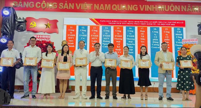 Chủ tịch UBND phường An Khê Ngô Ngọc Hậu chúc mừng các doanh nghiệp. Ảnh: Nguyễn Tú.