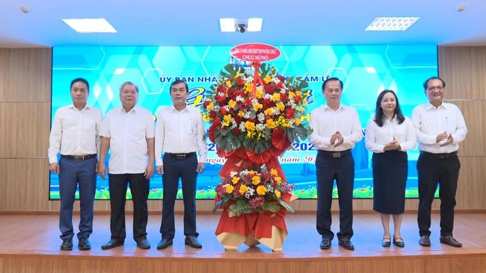 Lãnh đạo phường Cẩm Lệ chúc mừng cộng đồng doanh nghiệp. Ảnh: Lê Đô.