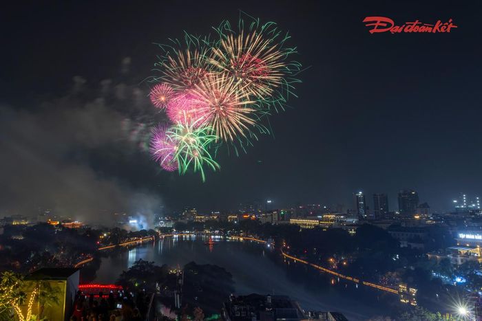 Những màn pháo hoa rực rỡ trên bầu trời Hà Nội trong dịp kỷ niệm 72 năm Ngày Giải phóng Thủ đô. Ảnh: Quang Vinh.