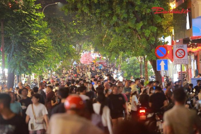 Đông đảo người dân và du khách theo dõi màn pháo hoa chào mừng 72 năm Ngày Giải phóng Thủ đô.