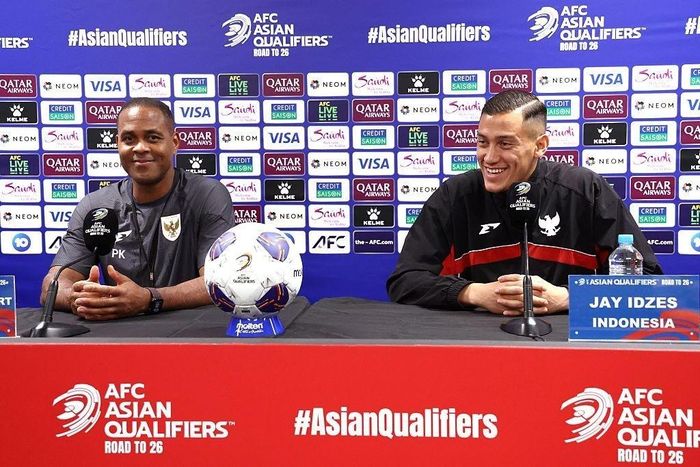 HLV Patrick Kluivert (trái) và đội trưởng Jay Idzes tại buổi họp báo của tuyển Indonesia ở Bali ngày 1/6/2025, trước trận gặp Trung Quốc tại vòng loại World Cup 2026. Ảnh: Antara.