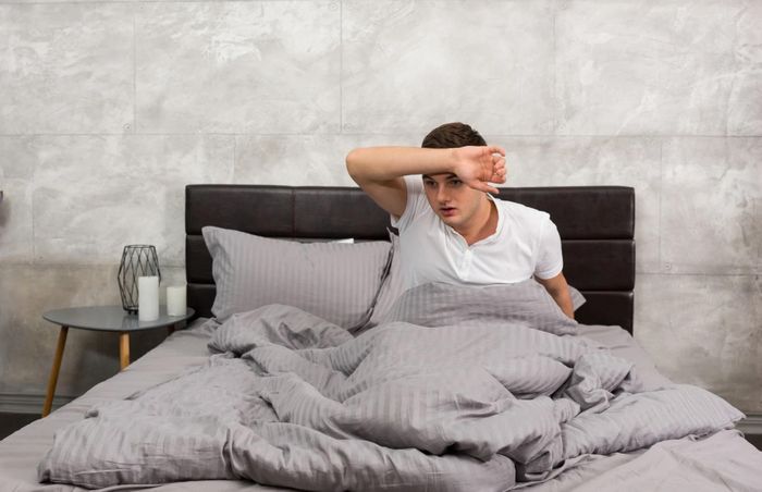 Vừa tỉnh giấc đã bật dậy khỏi giường, đi lại vội vàng hoặc bước ngay từ chăn ấm ra môi trường lạnh là thói quen nên hạn chế để giảm nguy cơ đột quỵ. Ảnh: Shutterstock.