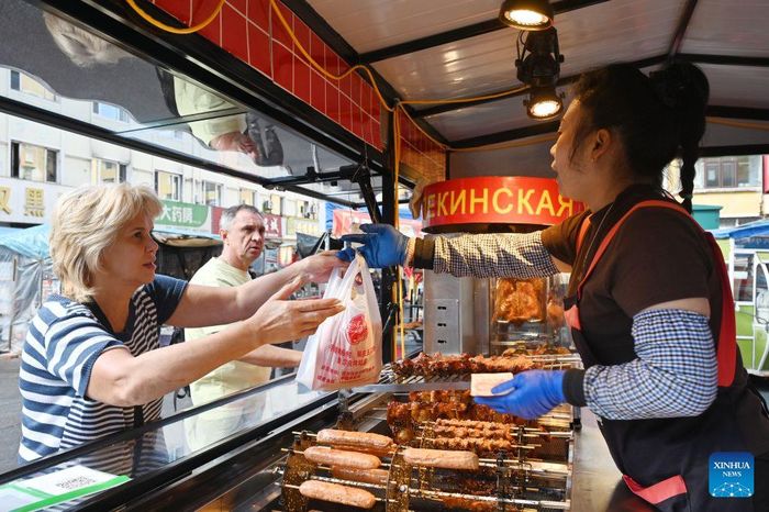 Khách Nga tham quan, mua sắm và thưởng thức ẩm thực tại Hắc Hà và Tuy Phân Hà, tỉnh Hắc Long Giang, Trung Quốc, ngày 15/9. Ảnh: Tân Hoa Xã.