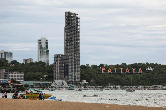 Du khách thư giãn tại bãi biển Pattaya, Thái Lan, ngày 29/6. Ảnh: Reuters.