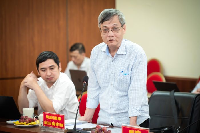  Ông Đỗ Quang Dũng - Phó chủ tịch Thường trực Hội Xuất bản Việt Nam - phát biểu trong buổi họp tại Cục Xuất bản, In và Phát hành (nay là Cục Xuất bản và Thư viện), Bộ Văn hóa, Thể thao và Du lịch về góp ý Luật sửa đổi, bổ sung Luật Xuất bản. Ảnh: Đinh Hà. 