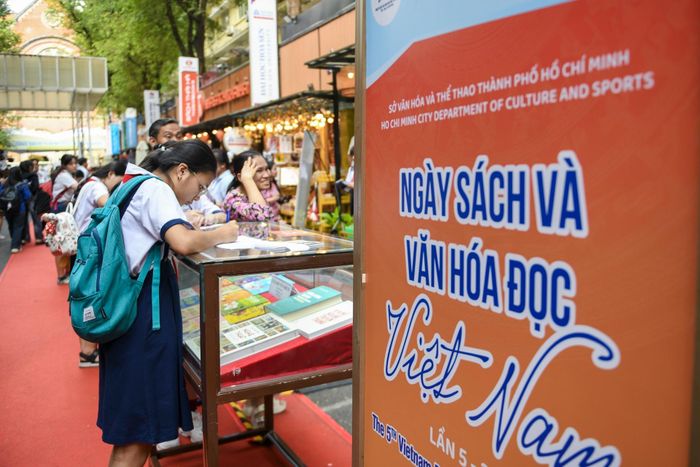  Các em học sinh tham gia cuộc thi về văn hóa đọc tại Đường sách TP.HCM trong sáng 18/4/2026. Ảnh: Duy Hiệu.