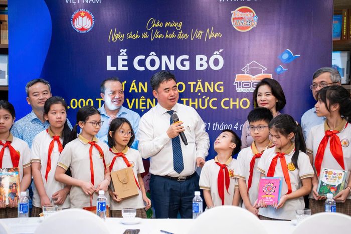  Các em học sinh Trường Tiểu học Văn Chương, Hà Nội cùng đại diện Hội Xuất bản Việt Nam đóng góp những cuốn sách cho dự án “1.000 thư viện tri thức cho em”. Ảnh: Trần Hiền. 