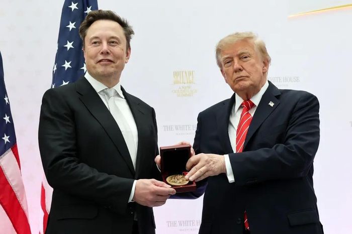  Tổng thống Trump trao huân chương cho tỷ phú Elon Musk trong sự kiện ở thủ đô Washington ngày 8/10. Ảnh: NBC News. 