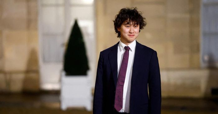  Alexandr Wang đến Điện Élysée (Paris, Pháp) dự tiệc chiêu đãi cấp nhà nước của Hội nghị Thượng đỉnh Hành động về Trí tuệ Nhân tạo (AI) hồi tháng 2/2025 với tư cách là người sáng lập kiêm CEO Scale AI. Ảnh: Gonzalo Fuentes/Reuters. 