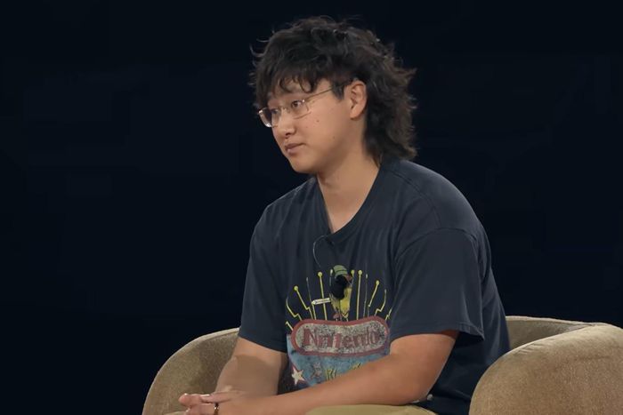  Alexandr Wang áp dụng "công thức" áo phông cũ, dép crocs và tóc mullet khi làm khách mời tại sự kiện hội thảo Startup School 2026 hồi cuối tháng 7. Ảnh: Y Combinator. 
