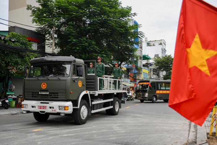  Theo phương án tổ chức, đoàn di chuyển đưa hài cốt liệt sĩ từ Công viên văn hóa Lê Thị Riêng đến Nghĩa trang Liệt sĩ TP.HCM theo lộ trình: Trường Sơn – Cách Mạng Tháng Tám – vòng xoay Dân Chủ – Cách Mạng Tháng Tám – Điện Biên Phủ – cầu Sài Gòn – Võ Nguyên Giáp – Xa lộ Hà Nội – Nghĩa trang Liệt sĩ TP.HCM. Ở chiều ngược lại, lộ trình từ Nghĩa trang Liệt sĩ TP.HCM về Công viên văn hóa Lê Thị Riêng đi qua Xa lộ Hà Nội – Võ Nguyên Giáp – cầu Sài Gòn – Điện Biên Phủ – Đinh Tiên Hoàng – Võ Thị Sáu – vòng xoay Dân Chủ – Cách Mạng Tháng Tám – Trường Sơn. 