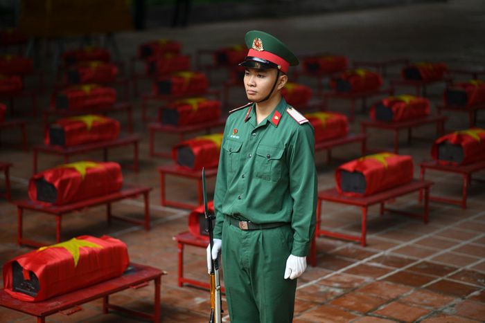  Sau lễ truy điệu, hài cốt liệt sĩ được di chuyển ra xe trong không khí trang nghiêm. Mỗi hài cốt được đặt trong tiểu quách, phủ lồng kính, phủ Quốc kỳ và che ô đen trước khi đưa lên xe. Sau đó, đoàn xe lần lượt di chuyển về Nghĩa trang Liệt sĩ TP.HCM theo đội hình gồm xe dẫn đường, xe chỉ huy, xe quân kỳ, xe danh dự, xe chở hoa, 8 xe chở hài cốt, xe chở đại biểu và xe kiểm soát quân sự. 