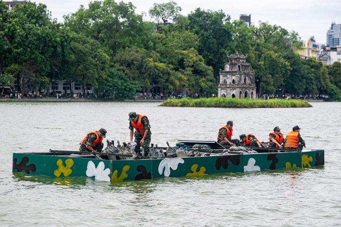  Điểm đặc biệt của trận địa pháo hoa tại khu vực hồ Gươm năm nay được bố trí thêm nhiều giàn hỏa thuật ngay trên mặt hồ góp phần tạo hiệu ứng ánh sáng đa dạng cho chương trình. 