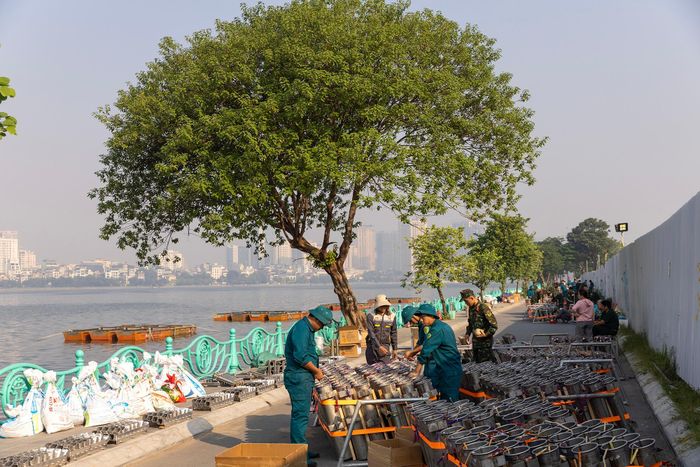  Tại khu vực hồ Tây, công tác chuẩn bị cho trận địa pháo cũng đã hoàn thành, 900 giàn hỏa thuật được lực lượng chức năng lắp đặt xong sẵn sàng khai hỏa chào mừng kỷ niệm 72 năm Giải phóng Thủ đô.