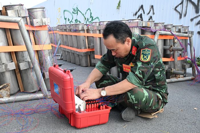  Các thao tác đấu nối dây mồi lửa điện, một trong những công đoạn đòi hỏi sự chính xác tại trận địa pháo hoa.