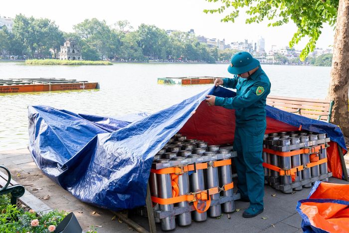  Sau khi hoàn thành công tác lắp đặt, các cán bộ chiến sĩ kiểm tra lại hệ thống giàn phóng, hoàn thiện những công đoạn kỹ thuật cuối cùng trước giờ khai hỏa.