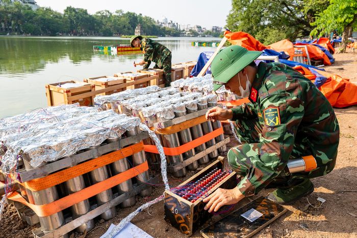  Trận địa pháo hoa số 1 tại hồ Hoàn Kiếm được bố trí 1.725 quả pháo hoa nổ tầm cao, 500 quả pháo nổ tầm thấp, 50 giàn pháo tầm thấp và 350 giàn hỏa thuật. 