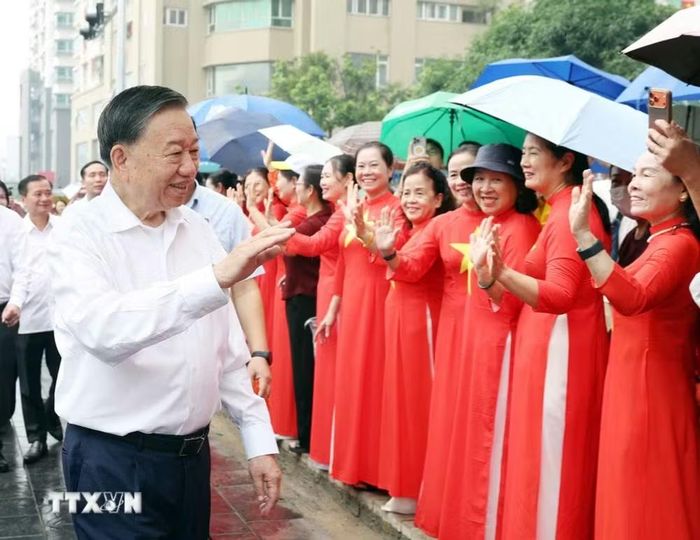 Tổng Bí thư, Chủ tịch nước Tô Lâm với nhân dân Thủ đô. Ảnh: Thống Nhất/TTXVN.