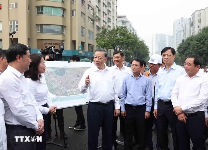 Tổng Bí thư, Chủ tịch nước Tô Lâm kiểm tra việc thực hiện dự án đường Vành đai 2,5 thuộc địa bàn phường Cầu Giấy. Ảnh: Thống Nhất/TTXVN.